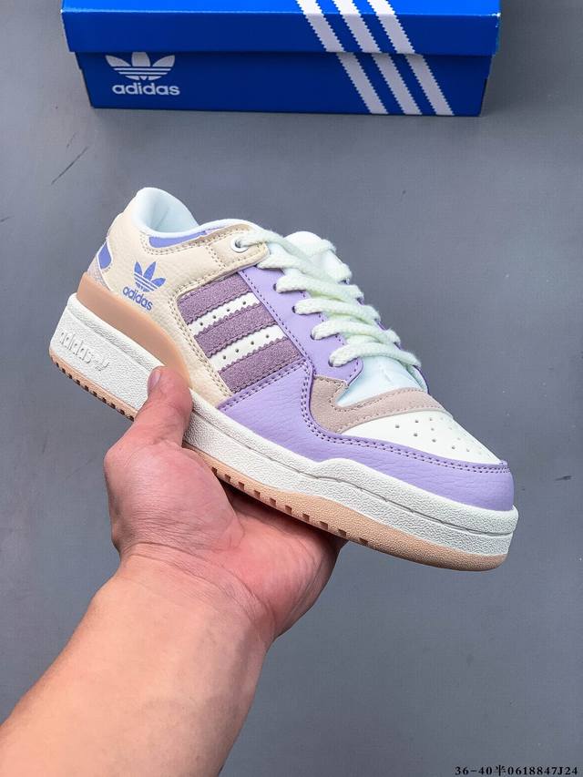 阿迪达斯 Adidas Originals Forum 84 Low Adv 低帮百搭潮流休闲运动板鞋。以复古篮球鞋的外形为基础，采用皮革拼接，简约百搭，更加贴