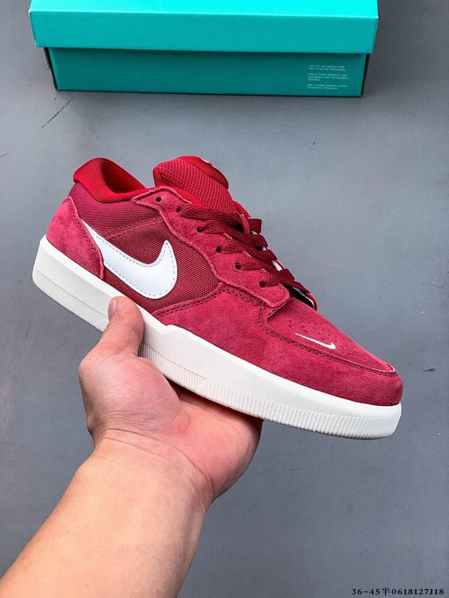耐克Nike Sb Force 58是一款将前沿创新带入街头的单品，它具有硫化杯底，具有出色的耐用性和灵活性。使用帆布和绒面革，在饰面上放置通风口，它自始至终都