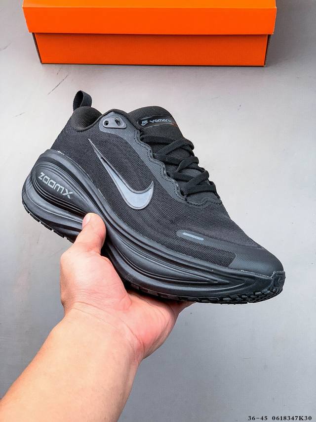 公司级！Nike Vomero 18 Plus 耐克 舒适减震防滑 低帮跑步鞋 全掌Reactx泡绵中底 前掌和后跟还配备了Air Zoom气垫单元 据说跑起来