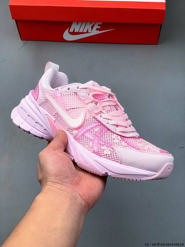 耐克Nike V2K Run新款百搭休闲跑步鞋 复古风潮 网面透气 紧致的鞋面材质提供良好的包裹性 鞋侧 Swoosh以及鞋头部分搭配增添不少亮点的镀铬细节 鞋