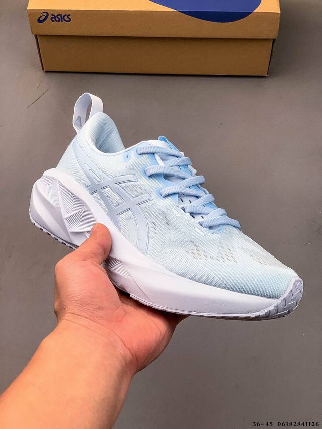集图 Asics 宣布推出备受期待且深受粉丝喜爱的新款 Novablast 5 跑鞋。 Novablast 系列的最新更新通过轻质材料和 Asics 全新中底材