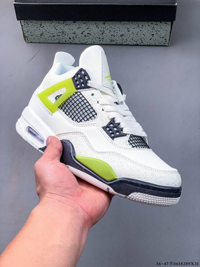 Air Jordan 4 Aj4代中帮复古休闲运动文化篮球鞋。秉承轻量化的速度型篮球鞋设计思想完成设计，降低重量的同时提升舒适度，中底延续前作使用了分离式后掌可