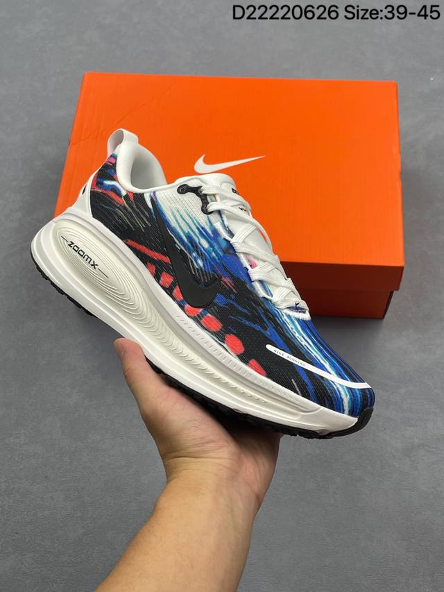 真标Nike Vomero 18 耐克 舒适减震防滑 低帮跑步鞋 全掌Reactx泡绵中底 前掌和后跟还配备了Air Zoom气垫单元 据说跑起来更快更舒适哦