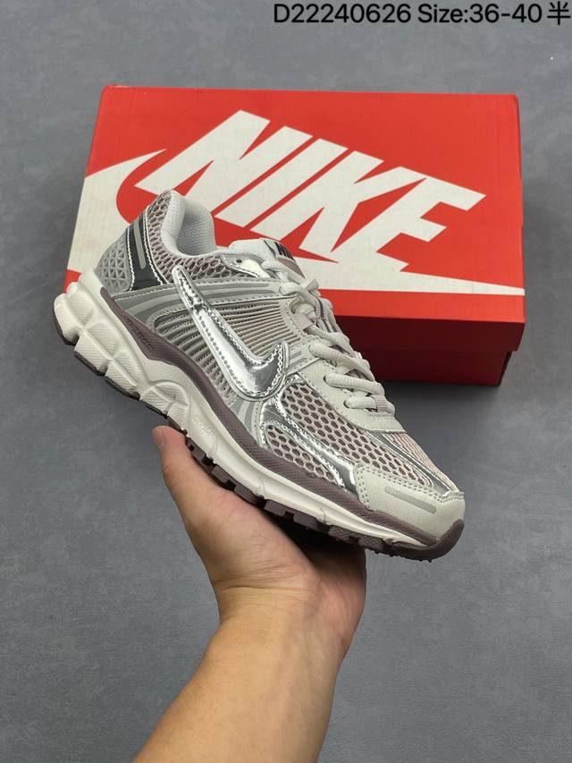 Nike 耐克夏季 Zoom Vomero 5 运动鞋休闲训练跑步鞋。Nike Zoom Vomero 5 女子运动鞋妥帖包覆足部，提供透气支撑效果。耐穿材料组