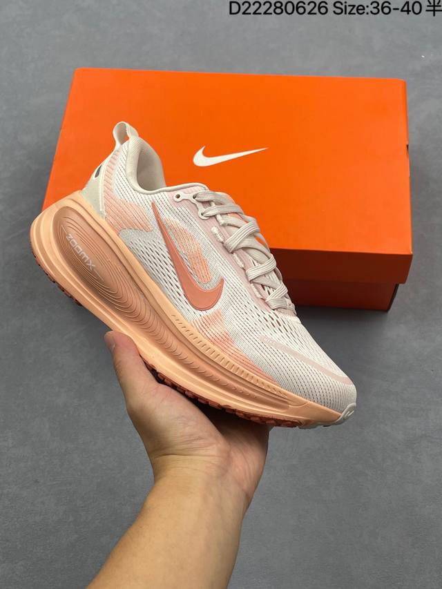 公司级Nike Vomero 18 耐克 舒适减震防滑 低帮跑步鞋 全掌Reactx泡绵中底 前掌和后跟还配备了Air Zoom气垫单元 据说跑起来更快更舒适哦