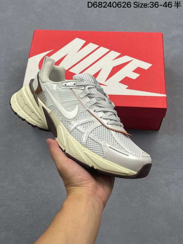耐克Nike V2K Run跑步鞋复古风潮 网面透气运动鞋 灰银紧致的鞋面材质提供良好的包裹性鞋侧 Swoosh以及鞋头部分搭配增添不少亮点的镀铬细节鞋垫上印有