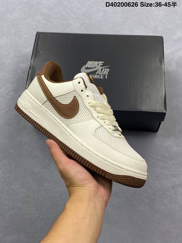 耐克Nike Air Force 7 空军一号低帮百搭休闲运动板鞋。柔软、弹性十足的缓震性能和出色的中底设计，横跨复古与现代的外型结合，造就出风靡全球三十多年的