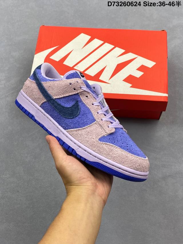 Fly Streetwear X Nike Sb Dunk Low 上海限定 鞋身以蓝色为主色调，鞋面主体和补强部分分别采用浅蓝与皇家蓝呈现，丰富鞋身层次。鞋面