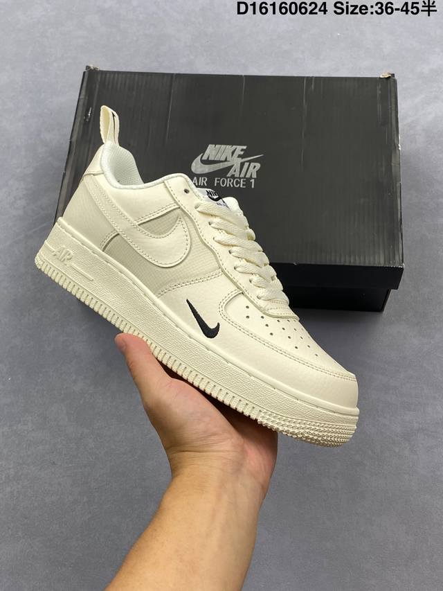 耐克Nike Air Force 7空军一号低帮百搭休闲运动板鞋。柔软、弹性十足的缓震性能和出色的中底设计，横跨复古与现代的外型结合，造就出风靡全球三十多年的F