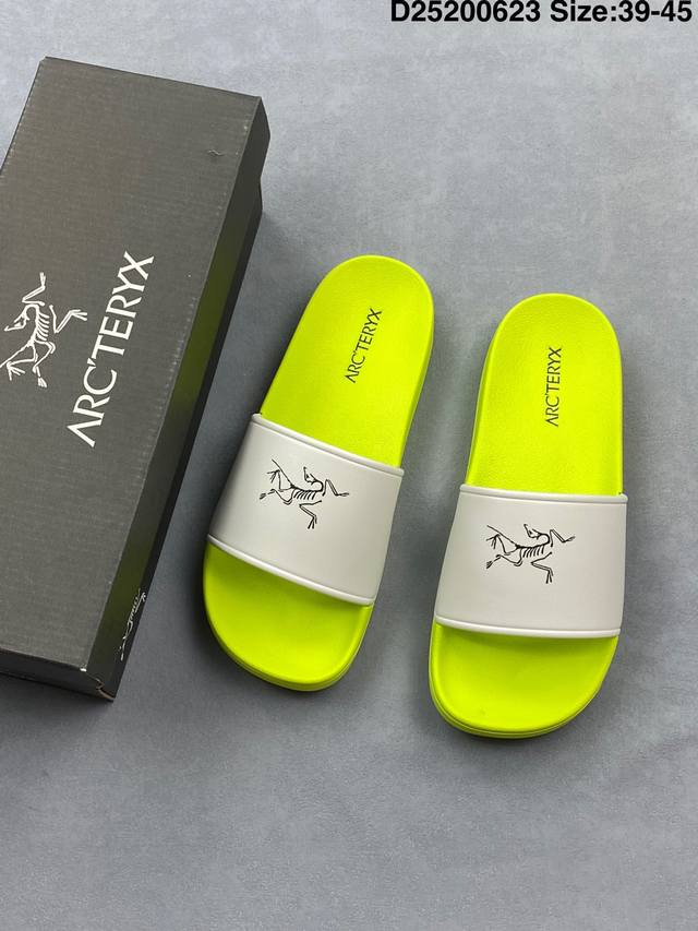 Arcteryx Slipper M 始祖鸟一字拖鞋 原单渠道 中底设计提供更佳支撑和舒适感受 一片式鞋面搭配加厚衬里 贴合脚面 给予舒适脚感 尺码：39 40