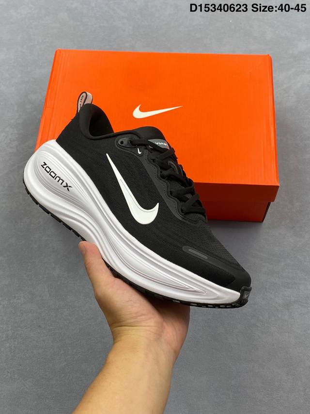 Nike Vomero 18 耐克 舒适减震防滑 低帮跑步鞋 全掌Reactx泡绵中底 前掌和后跟还配备了Air Zoom气垫单元 据说跑起来更快更舒适哦 这次