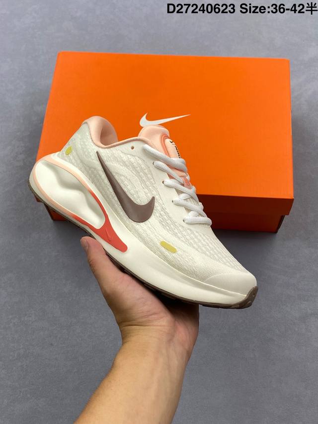 Nike Journey Run 跑步鞋 使用了新型的缓震材料 脚感偏韧 后跟有加厚的海绵填充 鞋子前掌和后掌做了加宽设计 增加了跑步时的稳定性 织物加网纱的鞋