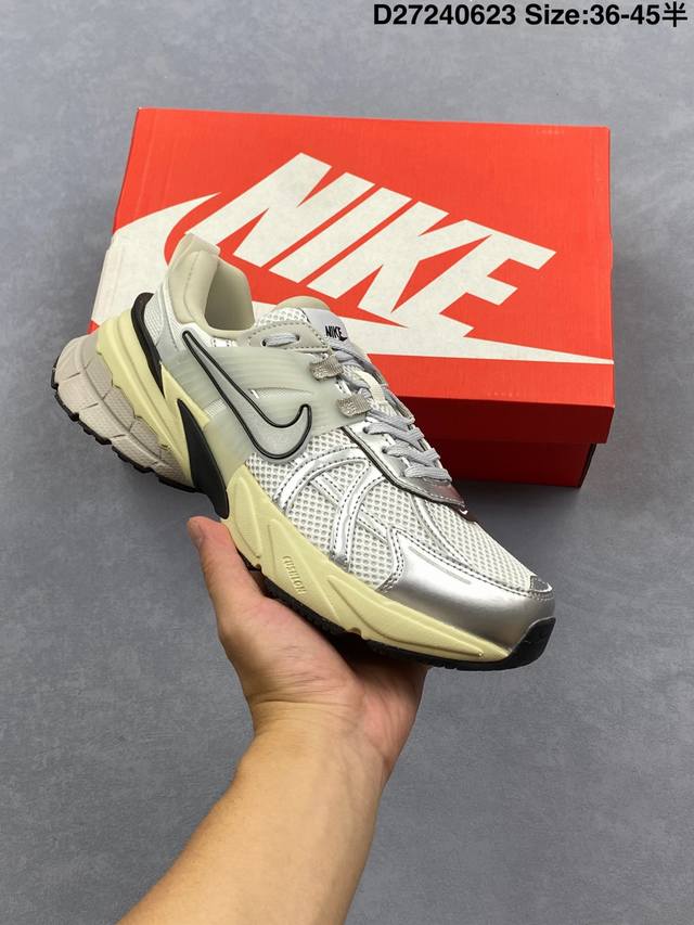耐克Nike V2K Run跑步鞋复古风潮 网面透气运动鞋 灰银紧致的鞋面材质提供良好的包裹性鞋侧 Swoosh以及鞋头部分搭配增添不少亮点的镀铬细节鞋垫上印有