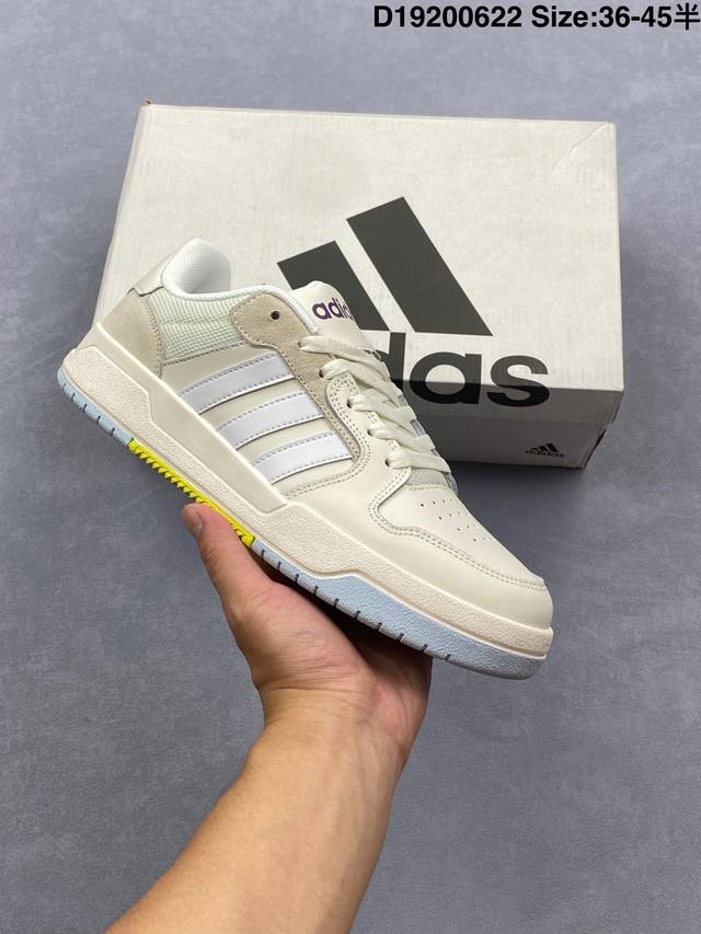 Adidas Entrap 篮球风格休闲鞋 实拍首发 融合了多个年代的风格元素。在有些篮球爱好者眼中，它展现了纯正80年代型格，而在有些爱好者看来，它的造型在9