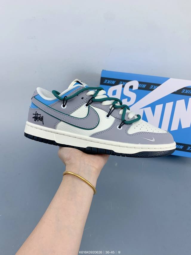 绑带高端定制Nike Sb Dunk Low 斯图西联名-白灰蓝尾 高端定制 低帮休闲板鞋 定制鞋盒 大厂纯原品质出货 超高清洁度 皮料切割干净无任何毛边 细节