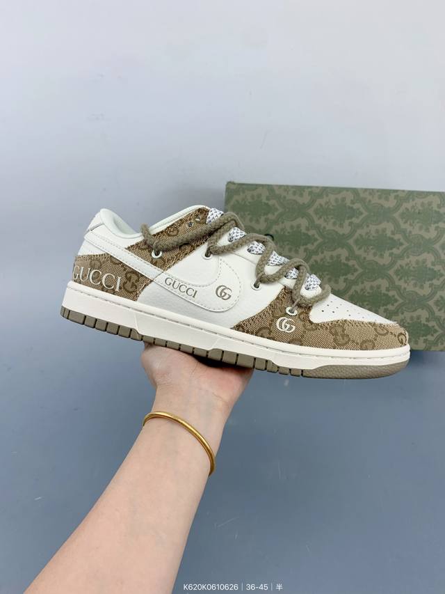 Gucci X Nike Dunk Sb Low 古驰古奇 X 耐克 Sb 低帮 卡其牛仔解构鞋带 鞋身整体以米白色皮革打造，搭配卡其色牛仔框架覆盖层，使鞋款十