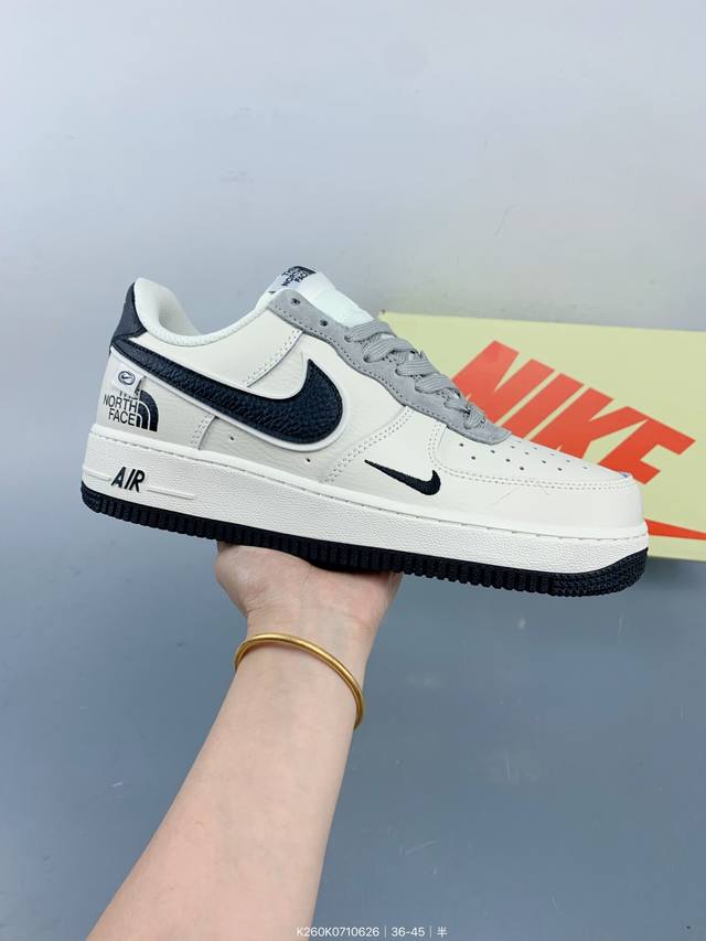 耐克Nike Air Force 1 Low 空军一号低帮百搭休闲运动板鞋。柔软、弹性十足的缓震性能和出色的中底设计，横跨复古与现代的外型结合，造就出风靡全球三