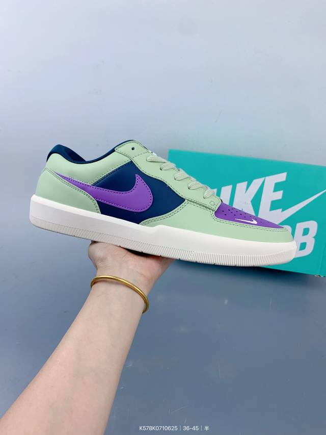 公司级Nike Sb Force 58 耐克 低帮休闲板鞋 是一款将前沿创新带入街头的单品 它具有硫化杯底 具有出色的耐用性和灵活性 使用帆布和绒面革 在饰面上