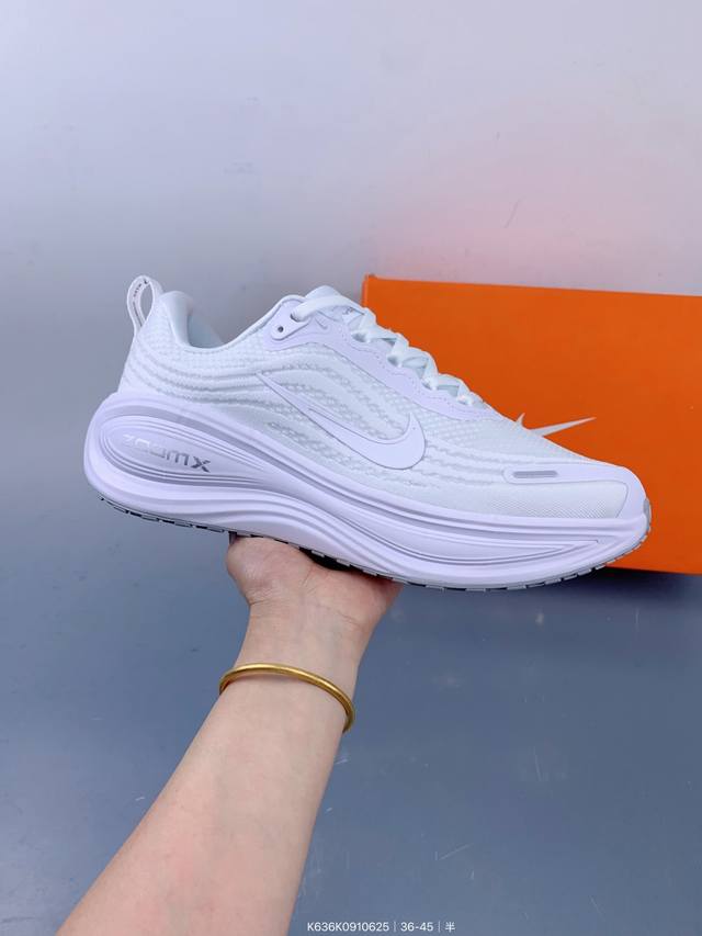 耐克Nike Vomero Plus 舒适减震防滑低帮跑步鞋 全掌Reactx泡绵中底 前掌和后跟还配备了Air Zoom气垫单元 据说跑起来更快更舒适哦 这次
