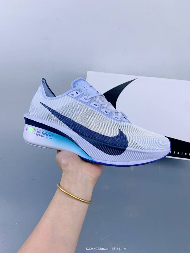 公司级 Zoomx Vaporfly Next% 4 轻量化 网面透气运动鞋 这款新一代最强跑鞋在鞋面和鞋底都进行了全方位升级鞋面使用了全新 Vaporweav