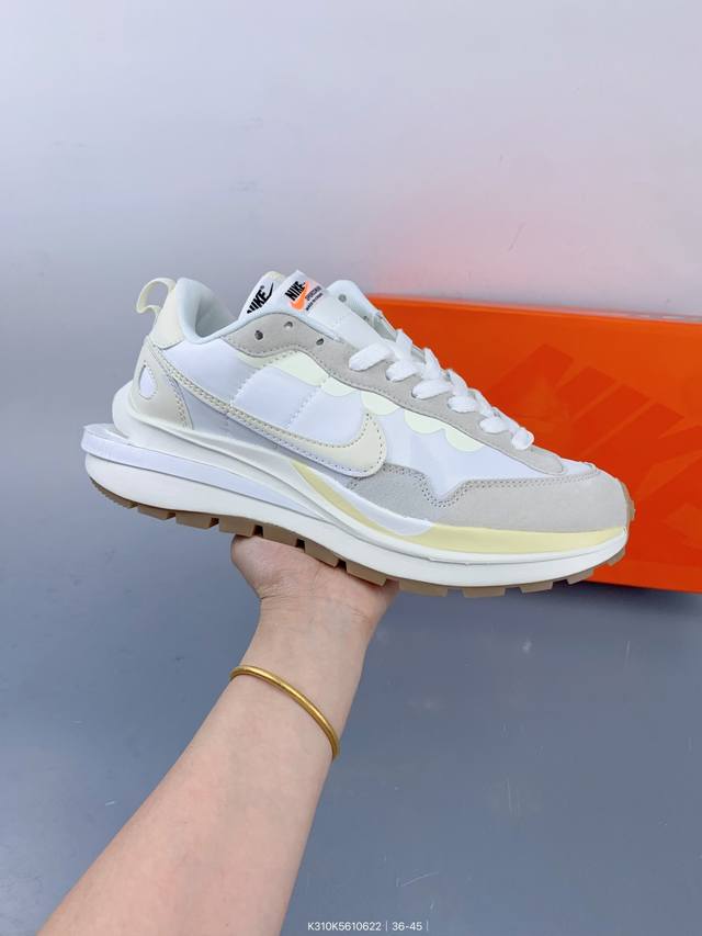 耐克Sacai X Nike Regasus Vaporrly Sp 华夫双勾三代3.0走秀 鞋身材质由翻毛皮和透气网布共同打造。熟悉的解构手法、重叠Swoos
