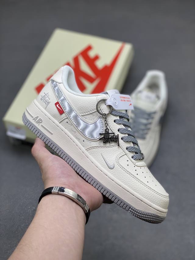 海外限量发售！公司级Nike Air Force 1 '07 Low “斯图西联名 灰银勾”空军一号 低帮 运动鞋 休闲鞋 折边针车 工艺难度大 原楦头原纸板