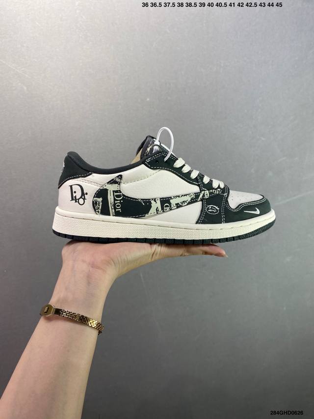 公司级Fragment X Travis Scott X Dior Air Jordan 1 Low 三方联名倒钩 全新的三方联名低帮倒钩鞋面延续了黑脚趾设计，
