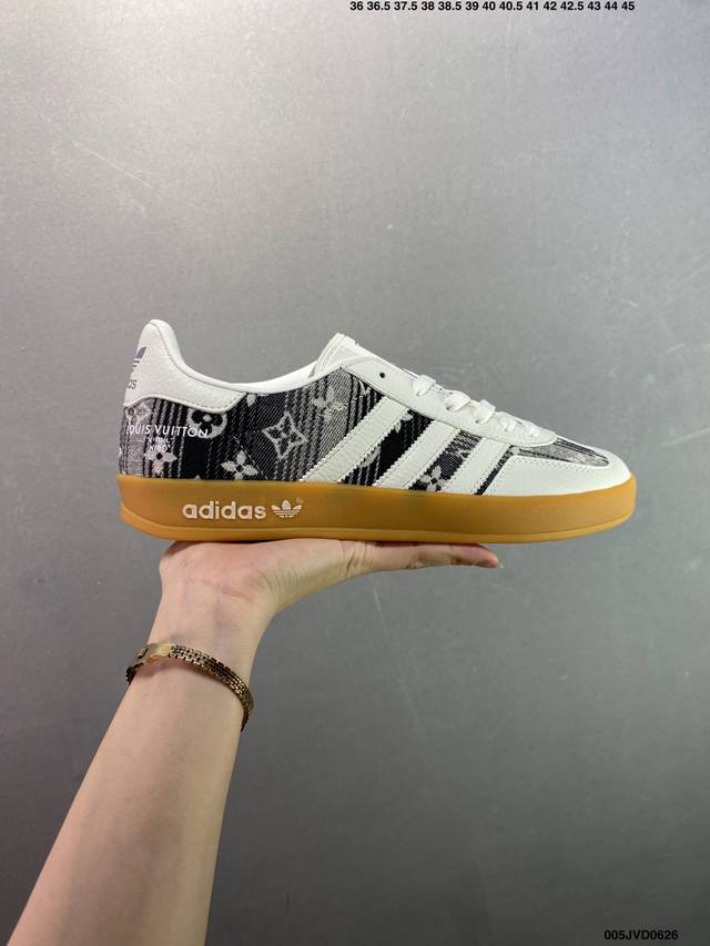 公司级Louis Vuitton X Adidas 黑灰牛仔 此款主张打破传统的工业化流水线设计限制，以Made By Ideas的超级创意为理念，集结众多潮流