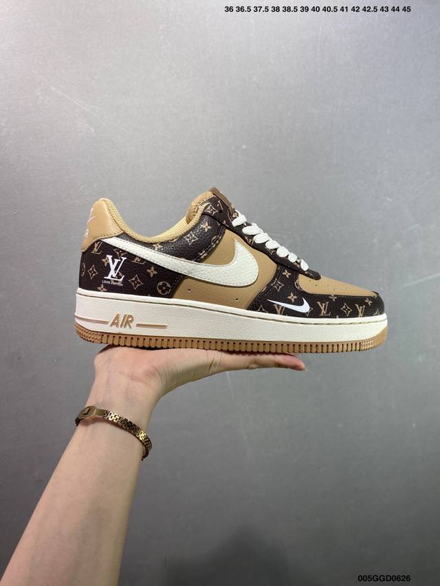 公司级Louis Vuitton X Nike Air Force 1 咖啡棕小白勾 此款主张打破传统的工业化流水线设计限制，以Made By Ideas的超级