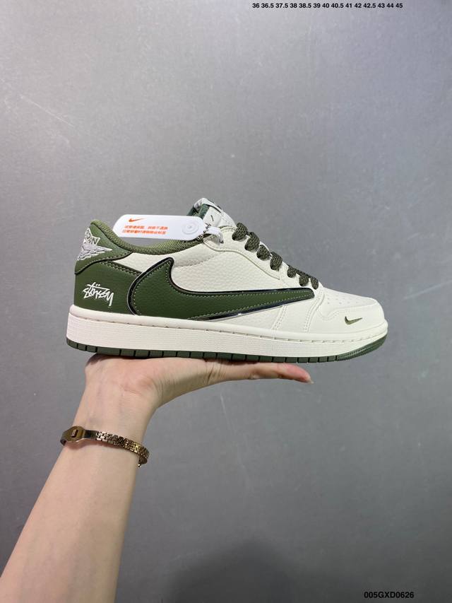 公司级Stussy X Air Jordan 1 Low 墨绿 此款主张打破传统的工业化流水线设计限制，以Made By Ideas的超级创意为理念，集结众多潮
