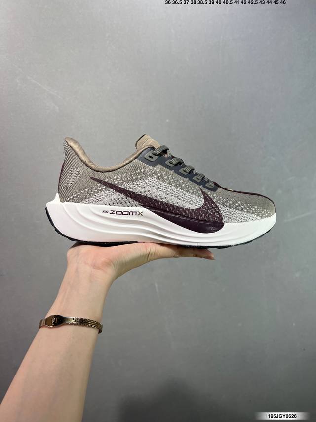 Nk Zoom Pegasus Plus 超级飞马涡轮增压马拉松慢跑鞋 Fq7262 在设计上延续了原版鞋款的经典风格，向 Pegasus Turbo 致敬。鞋