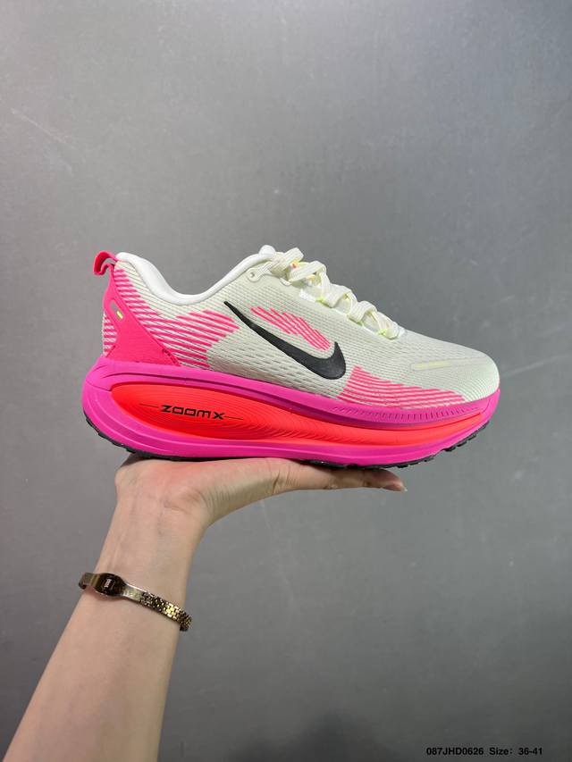 公司级Nk Air Zoom Vomero 18 轻便舒适公路跑步鞋 Hm6803-001 质感柔软 弹力充沛 助力一路畅跑 乐享不停 厚实泡绵缔造舒适的回弹效