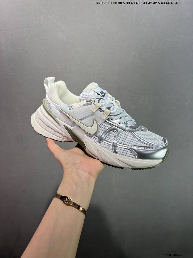 Nike V2K Run跑步鞋复古风潮 网面透气运动鞋 灰银紧致的鞋面材质提供良好的包裹性鞋侧 Swoosh以及鞋头部分搭配增添不少亮点的镀铬细节鞋垫上印有Bi