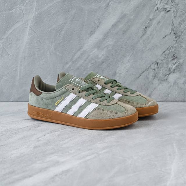 神版特价 Adidas Originals Gazelle Indoor 绿灰色 此款鞋延续了橡胶外底和经典款式的传统。优质绒面革鞋面和标志性的3条纹采用明亮的