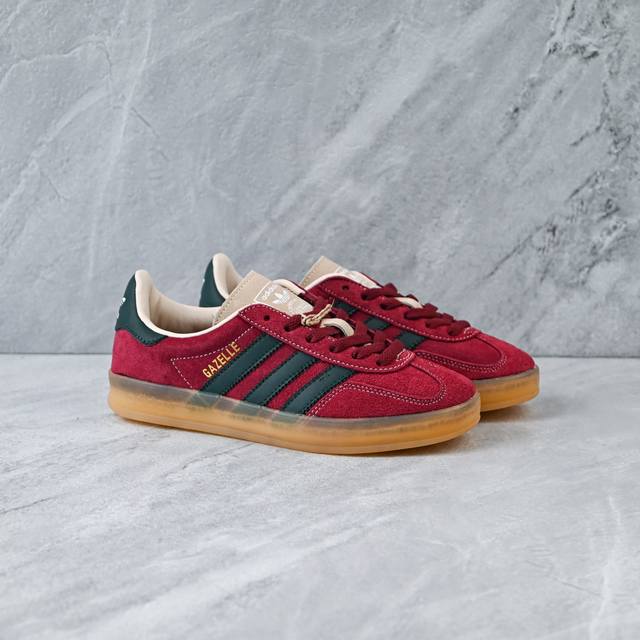 神版特价 阿迪达斯 Gazelle Indoor Jh5403 休闲耐磨轻便 低帮 板鞋 这款阿迪达斯运动鞋是 1979年 Gazele Lndoor 运动鞋的