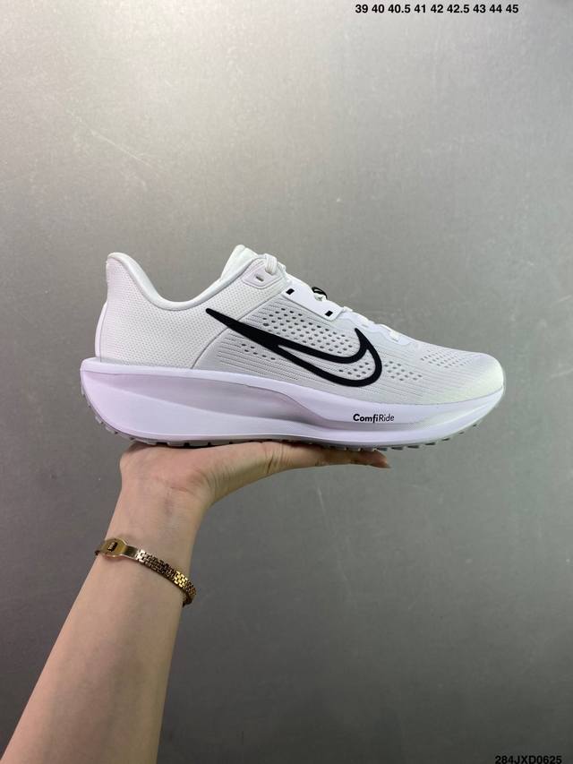 公司级Nike Quest 6极速6代 网面透气 时尚休闲跑步鞋 简约高科技设计采用多层材料，为双足带来凉爽感受和稳固体验时尚鞋面搭配中足包覆设计，提供稳固贴合