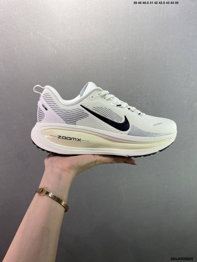 公司级Nk Air Zoom Vomero 18 轻便舒适公路跑步鞋 Hm6803-001 质感柔软 弹力充沛 助力一路畅跑 乐享不停 厚实泡绵缔造舒适的回弹效