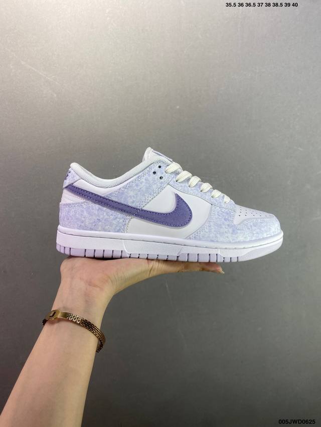 公司级Nike Dunk Low 薰衣草 白紫 此款以简约大方的造型设计，给人以随性休闲的时尚格调，穿着舒适轻便，运动灵活自如，满足日常个性穿搭。 货号: Dm