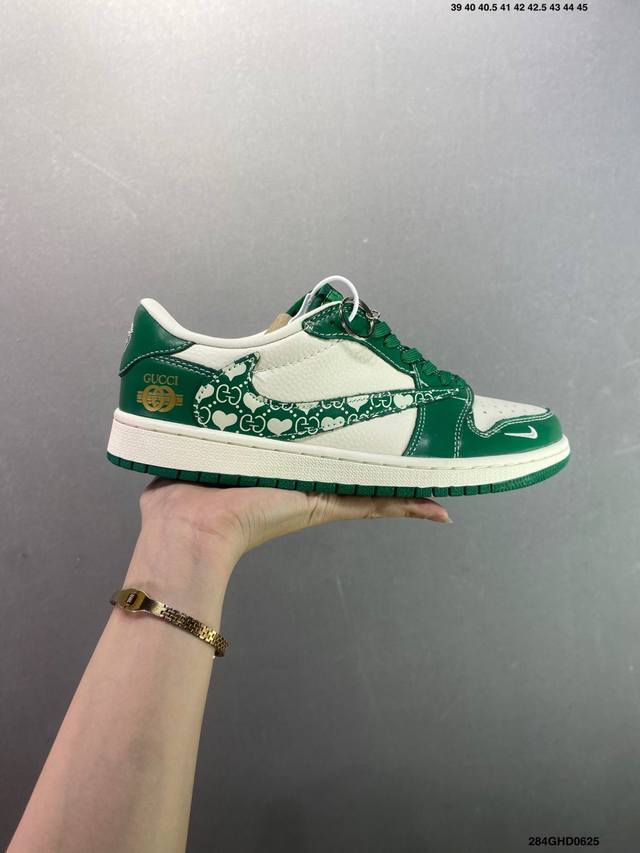 公司级Fragment X Travis Scott X Dior Air Jordan 1 Low 三方联名倒钩 全新的三方联名低帮倒钩鞋面延续了黑脚趾设计，