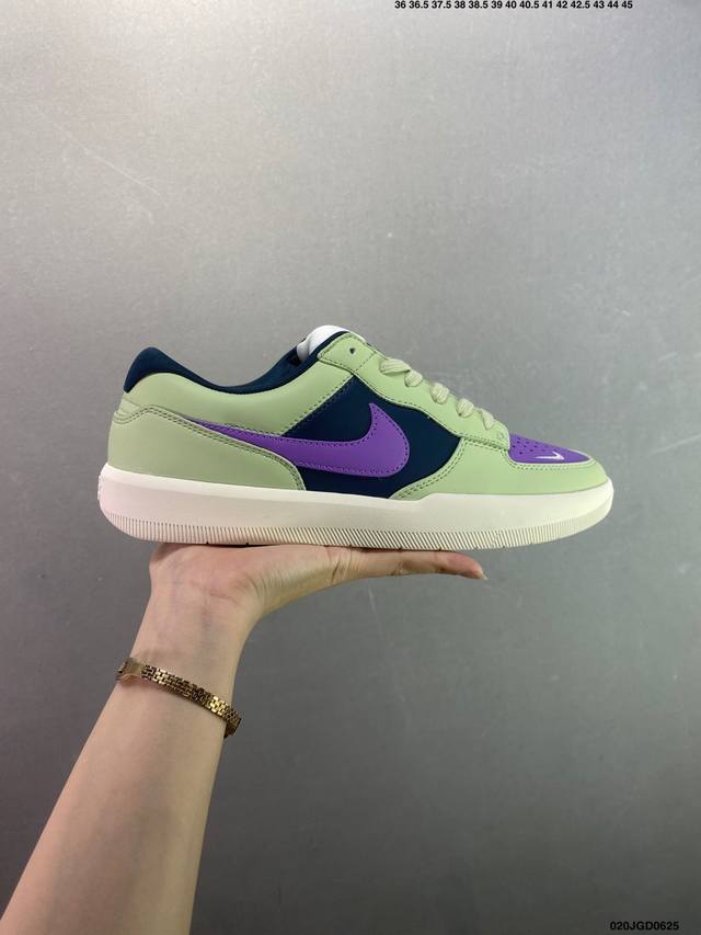 Nike Sb Force 58 百搭单品 是一款将前沿创新带入街头的单品，它具有硫化杯底，具有出色的耐用性和灵活性。使用帆布和绒面革，在饰面上放置通风口，它自