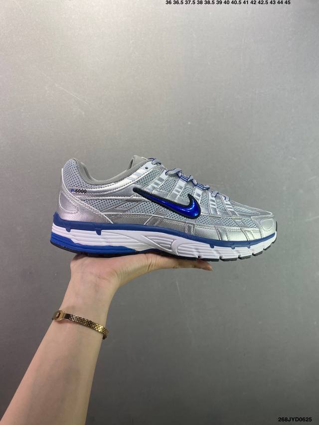公司级耐克Nike P-6000 跑鞋内外侧都用了红色的钩子，采用透气材料，搭配匠心覆面，再现千禧年代的跑鞋风格，塑就大气外观。鞋款秉承 Nike Pegasu