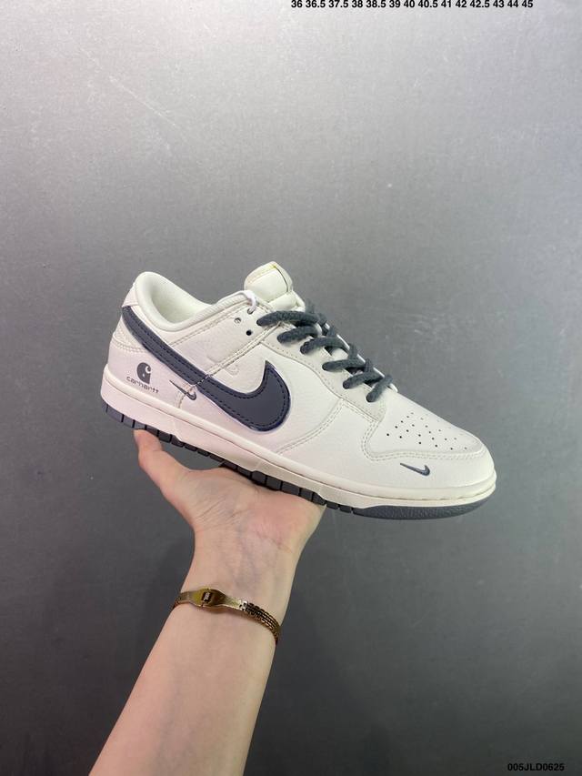公司级Nike Dunk Low 此款主张打破传统的工业化流水线设计限制，以Made By Ideas的超级创意为理念，集结众多潮流设计师，结合时下最Ing潮流