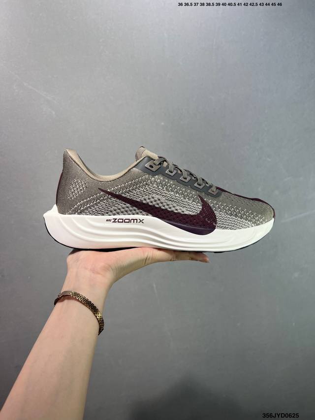 公司级Nk Zoom Pegasus Plus 超级飞马涡轮增压马拉松慢跑鞋 Fq7262 在设计上延续了原版鞋款的经典风格，向 Pegasus Turbo 致