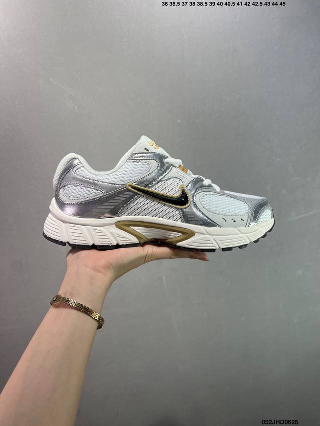 Nk V5 Rnr 舒适百搭防滑耐磨低帮跑步鞋 舒适有型适合日常穿着 该鞋款延续千禧年经典设计搭载泡绵中底 厚实而轻盈匠心细节巧搭立体耐克勾标志焕新演绎复古跑鞋