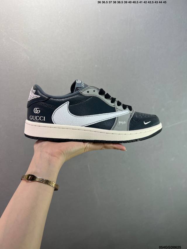公司级Nike Dunk Sb Low 定制Dunk 定制Dunk Sb顾名思义，具有经典的Dunk血缘，又注入了更多的时尚元素。相较于普通的Dunk滑板鞋，改