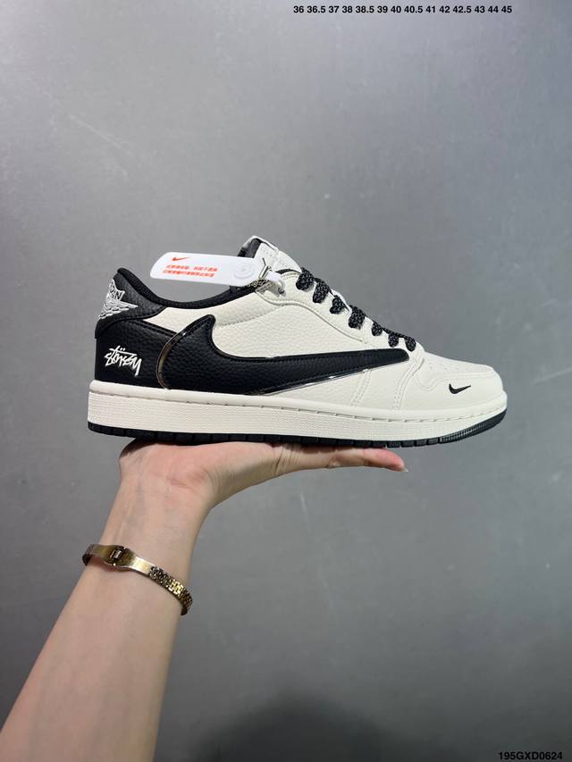 公司级Stussy X Air Jordan 1 Low 白黑 此款主张打破传统的工业化流水线设计限制，以Made By Ideas的超级创意为理念，集结众多潮