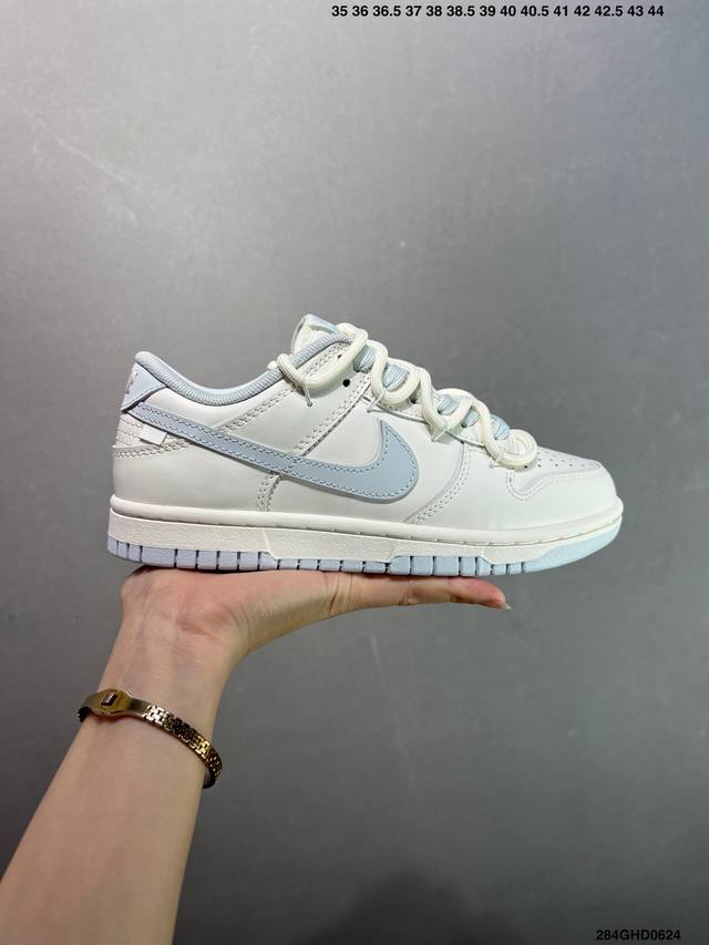 公司级Nike Dunk Sb Low 全新配色 定制Dunk Sb顾名思义，具有经典的Dunk血缘，又注入了更多的时尚元素。相较于普通的Dunk滑板鞋，改良版