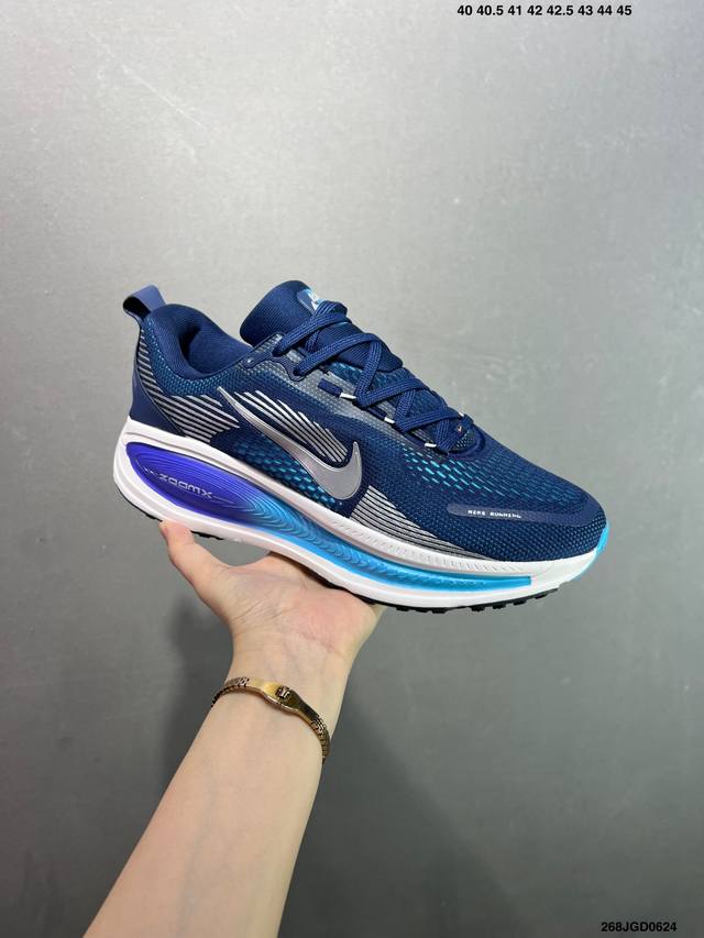 公司级Nk Air Zoom Vomero 18 轻便舒适公路跑步鞋 Hm6803-001 质感柔软 弹力充沛 助力一路畅跑 乐享不停 厚实泡绵缔造舒适的回弹效