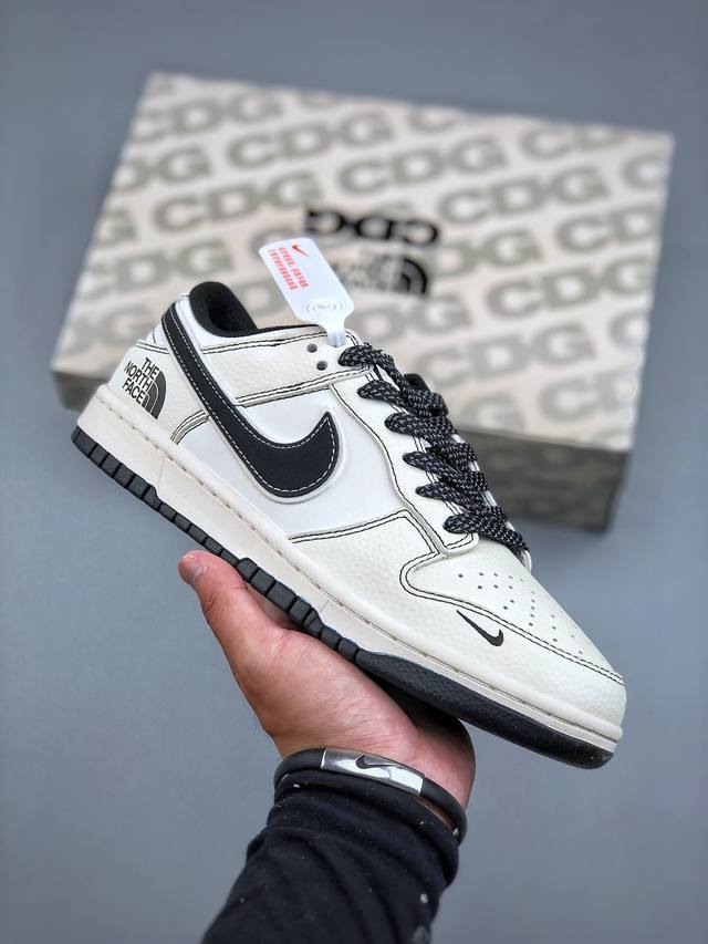 版 海外爆款限量发售！Nike Sb Dunk Low“ 北面联名 米黑勾” 采用当下最流行缝线工艺 经典白黑搭配 夏季百搭爆款 鞋带穿插反光满天星工艺2025