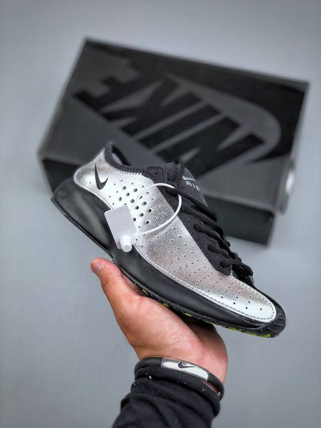 Nike Air Superfly耐克2025新款减震复古跑鞋穿孔设计不仅增添了细节，还提高了透气性，确保佩戴者全天舒适。该鞋采用泡沫中底并配备 Nike Ai